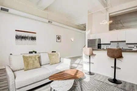 CozySuites - 2BR with Direct Skybridge Access #5 – hotel w mieście Indianapolis