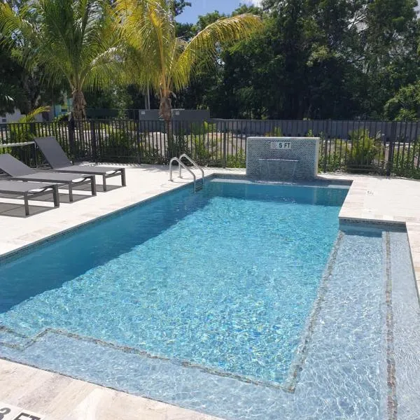 Modern 2 bedroom walking distance to the beach!, hotel i West Bay