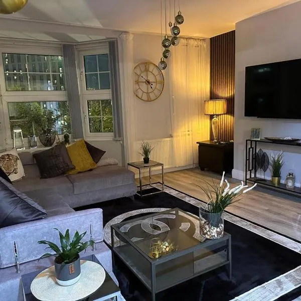 Flat Sleeps 2 with Jacuzzi and Parking, Hotel in Birmingham