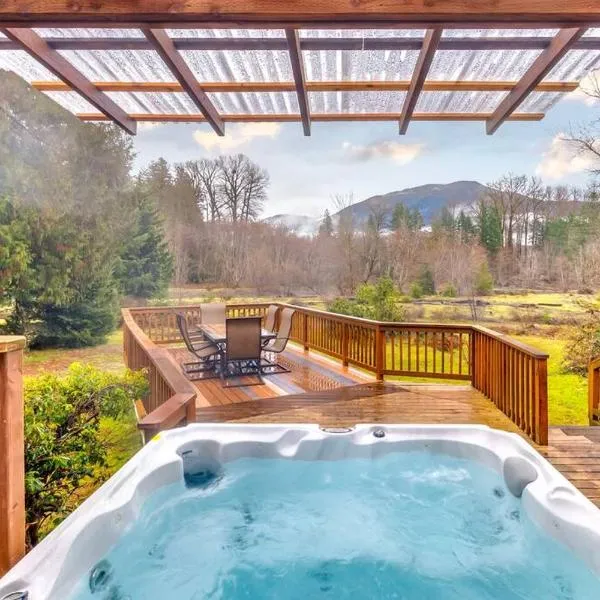 Waterfront Cabin at White Pass, Mt. Rainier, hotel din Packwood