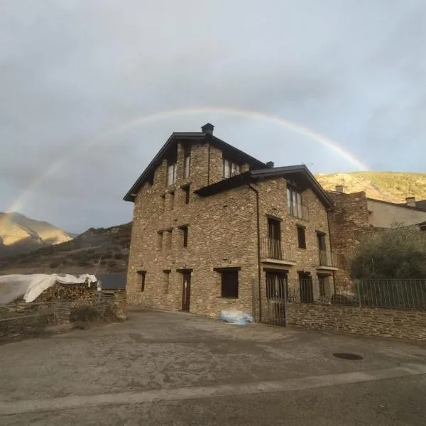Casa Rural La Comella、Tirviaのホテル