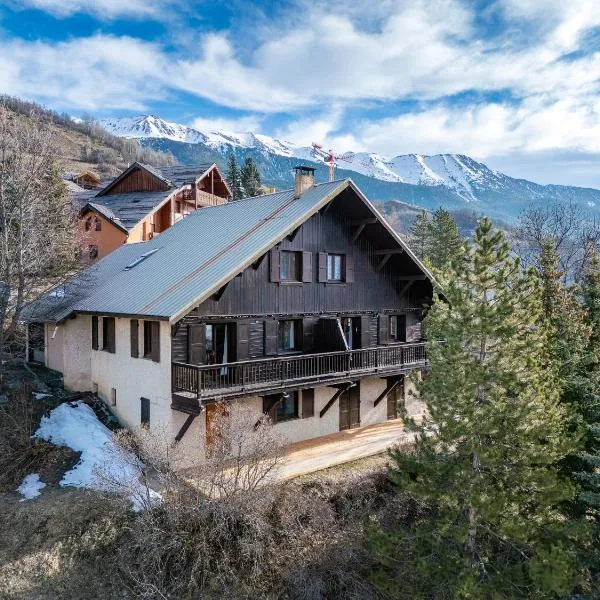 Grand Appartement dans Chalet Serre Chevalier à 8 minutes des pistes, hôtel à Saint-Chaffrey