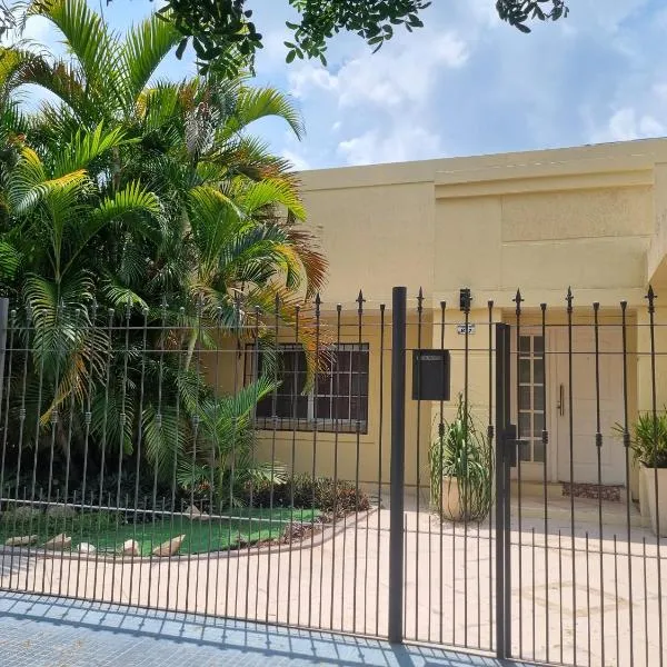 Presidencia Roque Sáenz Peña में, होटल LA CASONA, con pileta y garage