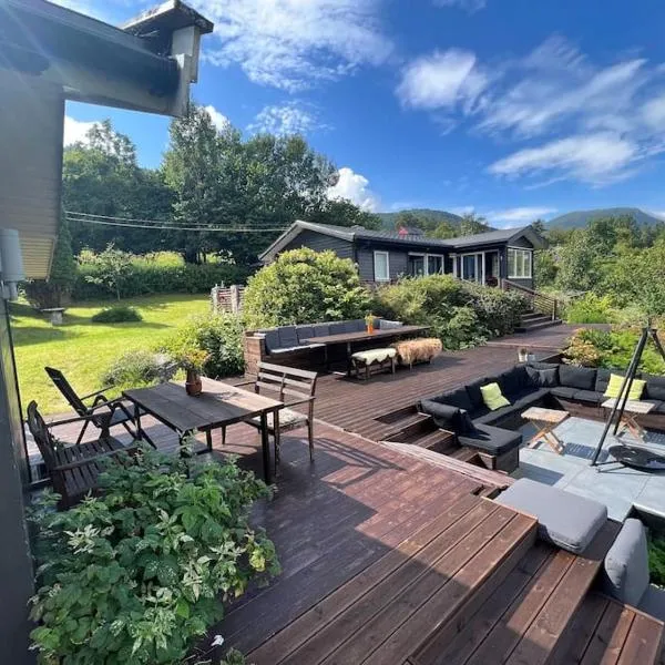 Cabin by the Fjord, hotel in Øksendalsøra