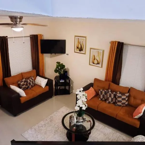 5 Min from Dunn River Fall 2 Bedroom Townhome Pool Balcony, hotel in Mammee Bay