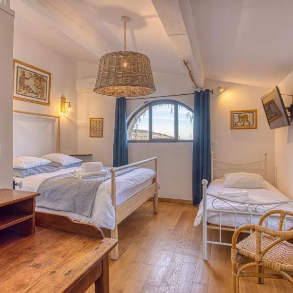 Hôtel Restaurant Les Remparts, hotell i Venasque