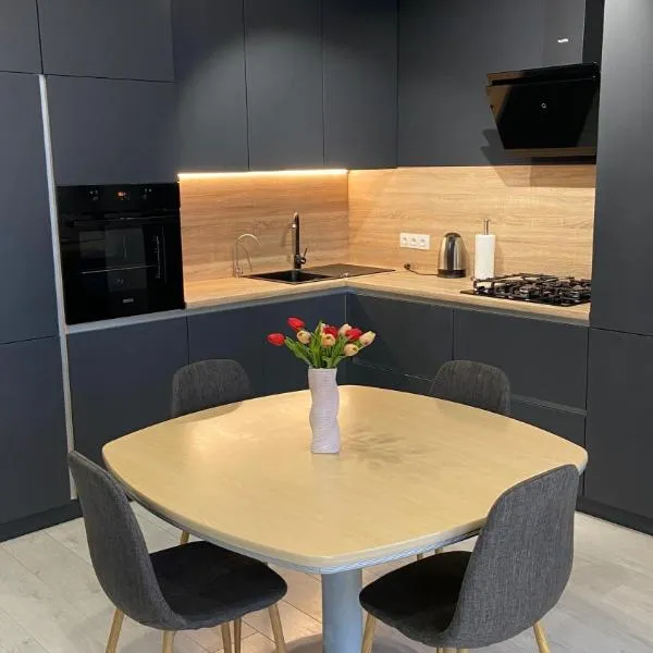FlatService Просторі апартаменти в сучасному ЖК Parkland, hotel in Kyiv