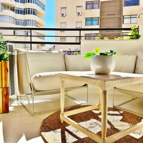 LUXURIOUS BEACH APARTMENT WITH POOL, hotel in Fuengirola
