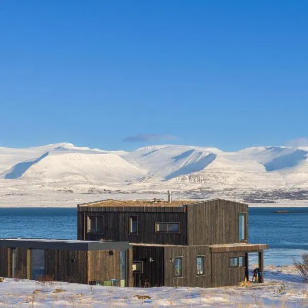 The Oceanfront Private Northern Lights Villa, hotel in Reynivellir