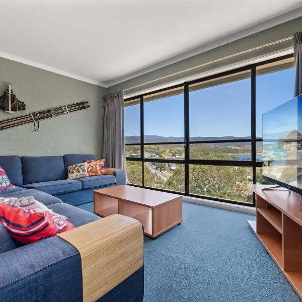 Alpine Mountain View 18 - 4BR l Mountain Views l Swimming Pool l Air-Con l WiFi, hotel in Jindabyne