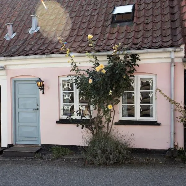 Skønt fiskerhus. Tæt på by, havn og havet, hotel in Marstal