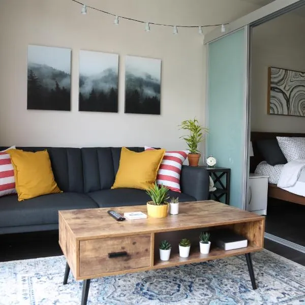 Queen Anne Abode - 1 Block from CPA! - Free Parking!, hotel in Seattle