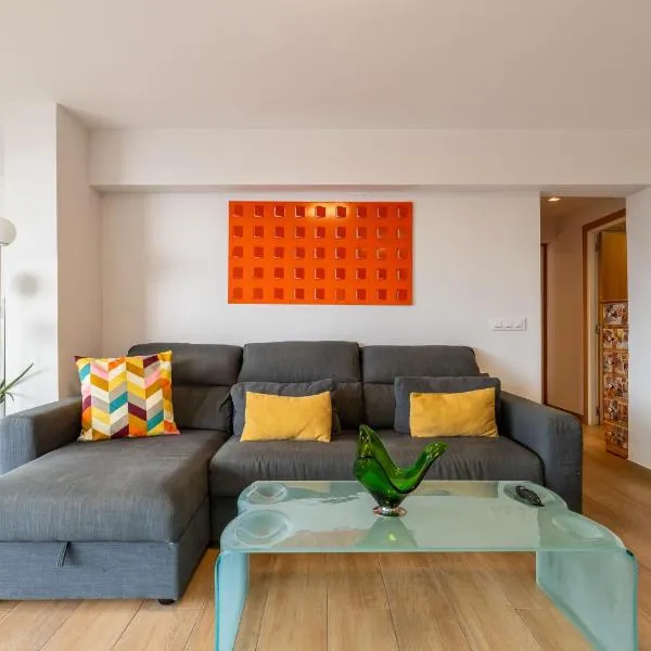 Luxury Designer Beach Front Two Bedroom Apartment, Hotel in Salou