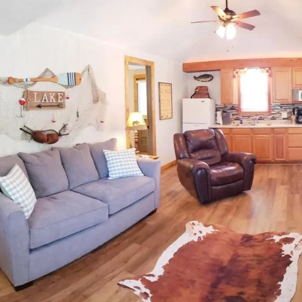 Lakeside Retreat - Romantic Cabin - Resort Pool, Dock, Fire Pit!, hotel v destinaci Forsyth