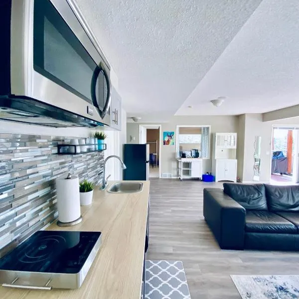 Private, Spacious, & Bright Home, hotel in Calgary
