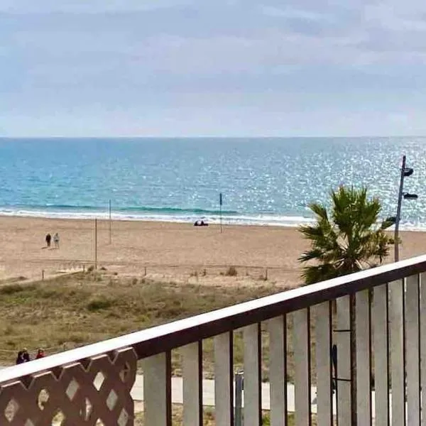 BEACHFRONT APARTMENT Castelldefels, hotel a Castelldefels