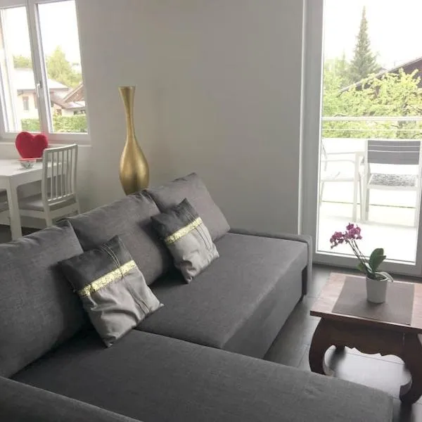 Modern little gem close to lake Thun, hotel in Reutigen