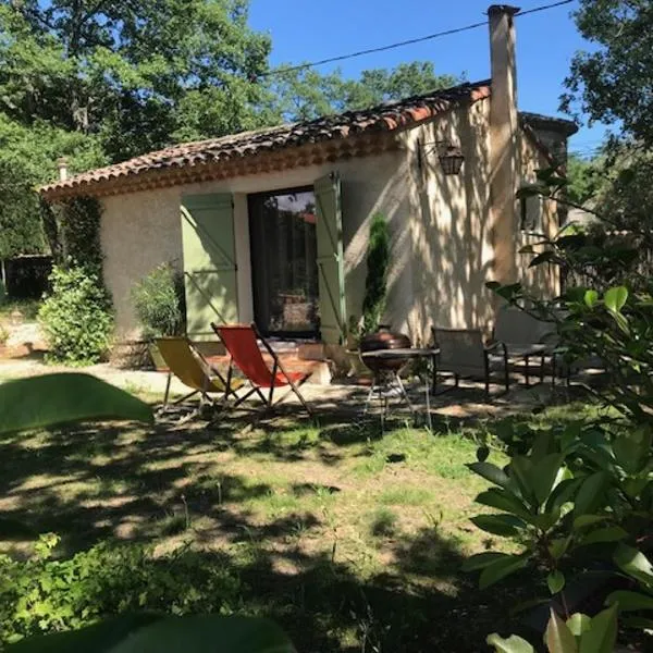 LA BRINDILLE Petit mas provencal meublé de tourisme 3 étoiles 2-3 personnes 1 piece 30 m2 tout confort lisière foret jardin Jacuzzi Piscine, hotel en Saint-Paul-en-Forêt