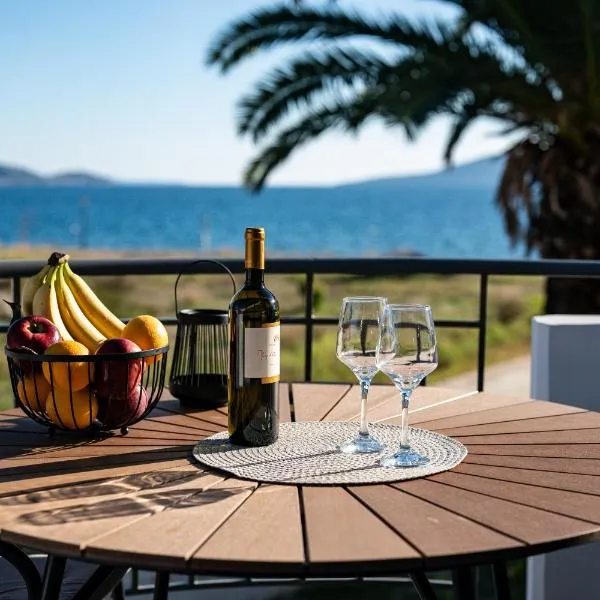 Deluxe Seaside Condo for 6, hotel in Kandia