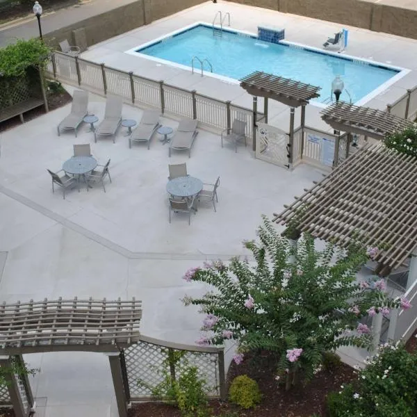 DoubleTree by Hilton Fayetteville, hotel en Fayetteville