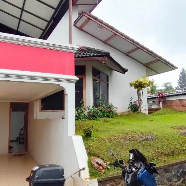 Villa Si Otoy، فندق في Cinengangirang