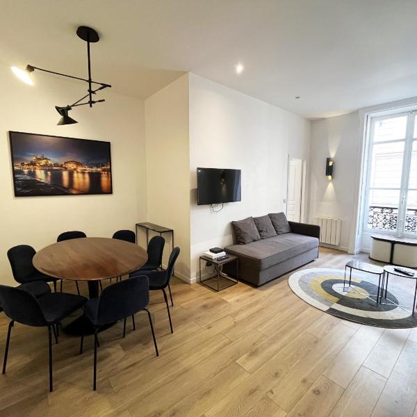 64-LUXURY FLAT CHAMPS ELYSEES (1D)