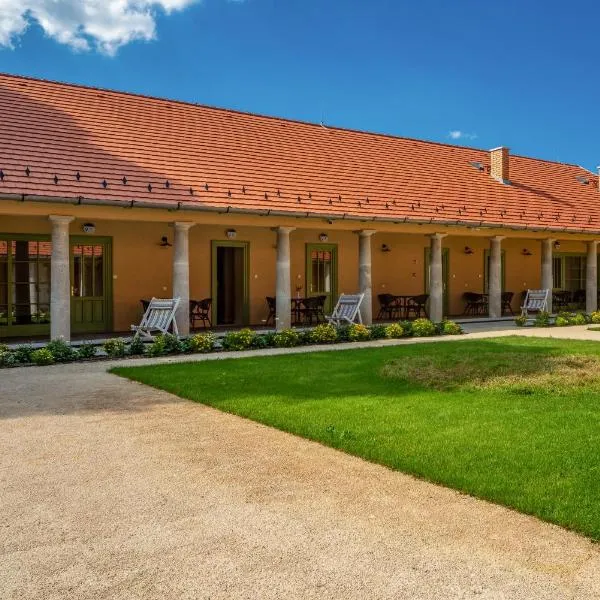 Füzérradványi Kastély Üdülőház, Károlyi-kastély Füzérradvány, hotel in Füzérradvány