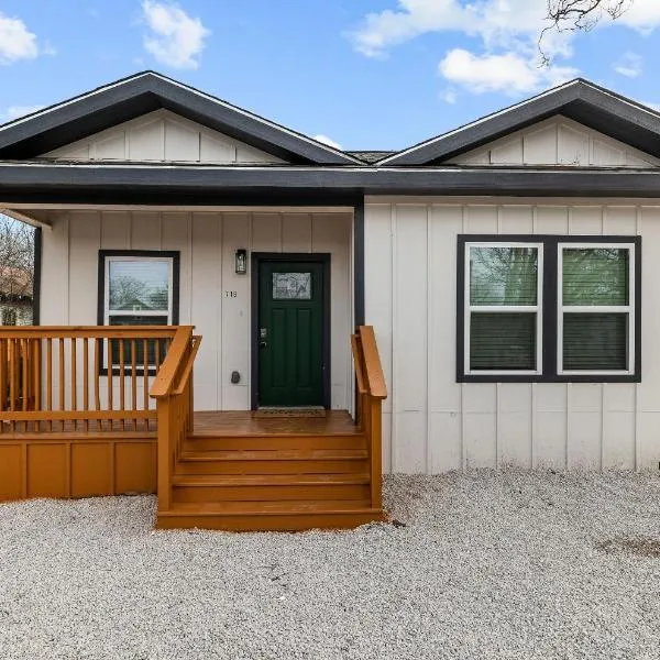 Charming Walkable 4 BR2.5 BA Near Dtown Riverwalk, hotel in San Antonio