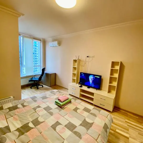 Затишна квартира в ЖК Каховська, метро Лівобережна, МВЦ, hotel in Kyiv