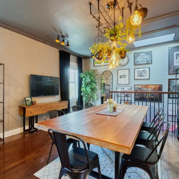 Large Three-Bedroom Unit Near Capitol with Private Theater, хотел в Вашингтон