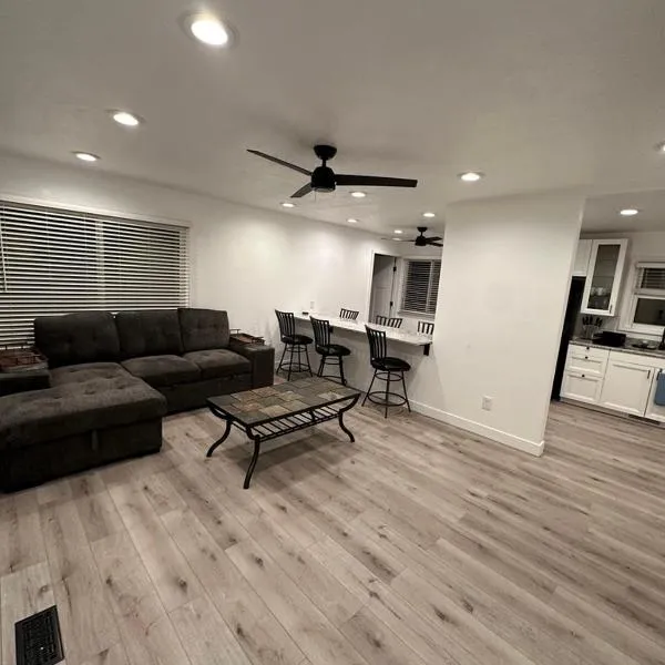 2BR Gem: Modern Comfort & Style, Hotel in Cheyenne