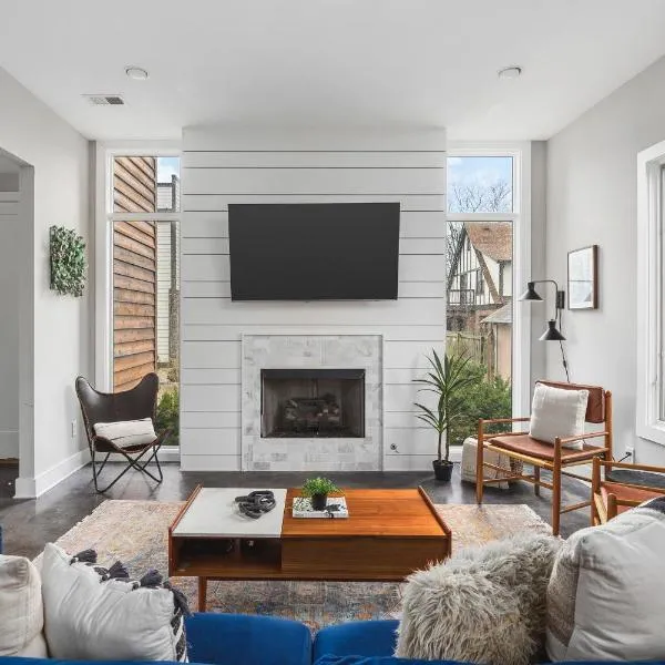 Modern Luxury Rooftop Deck, 3 mi to Downtown, hotel in Nashville