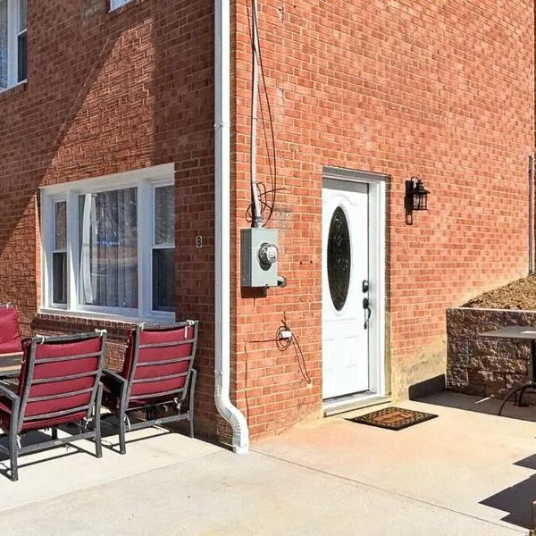 Centered Home, 1st floor, ξενοδοχείο σε West Springfield