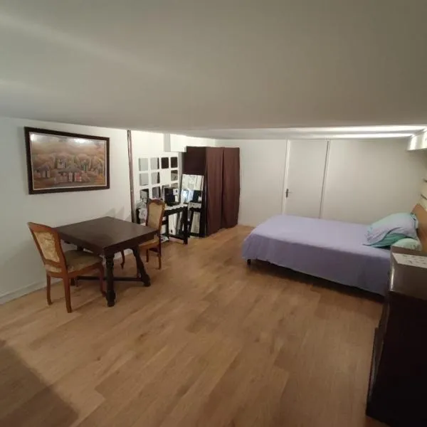 Studio privé dans maison, hotel in Le Plessis-Trévise