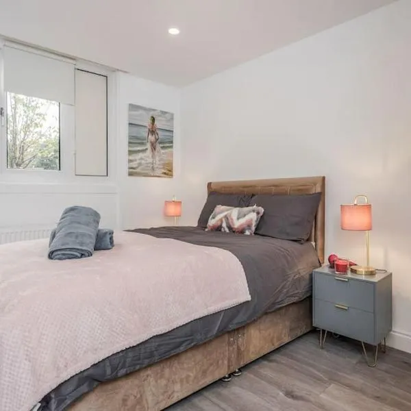 Lovely 2-Bedroom Condo With Balcony and Park View, hotel v Londýně