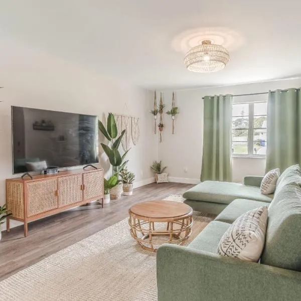 Boho retreat w pool & beach access, Hotel in Vero Beach