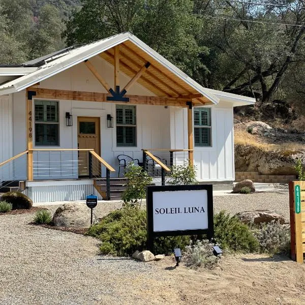 Soleil Luna 2 miles from Sequoia Park Entrance, hotel i Three Rivers