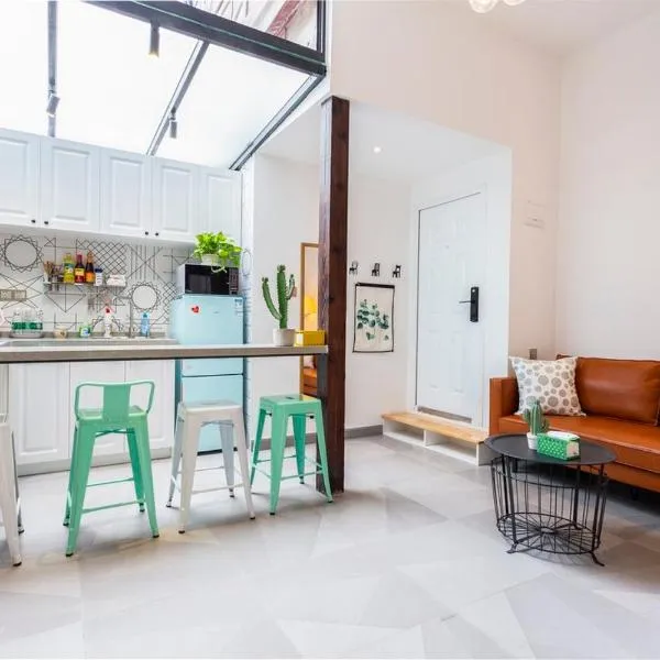 Shanghai Hills&XING 593 Homestay Mid Huaihai Rd Near Metro Line 1 North Zhongshan Rd, hotel em Xangai