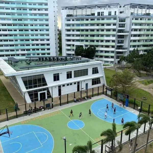 Private condo w/ balcony near Batasan, Ateneo, UP, Diliman, The Residences at Commonwealth, hotel in Manila