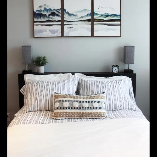 Bright Whistler Village Getaway w/ pool & hot tub, ξενοδοχείο σε Γουίσλερ