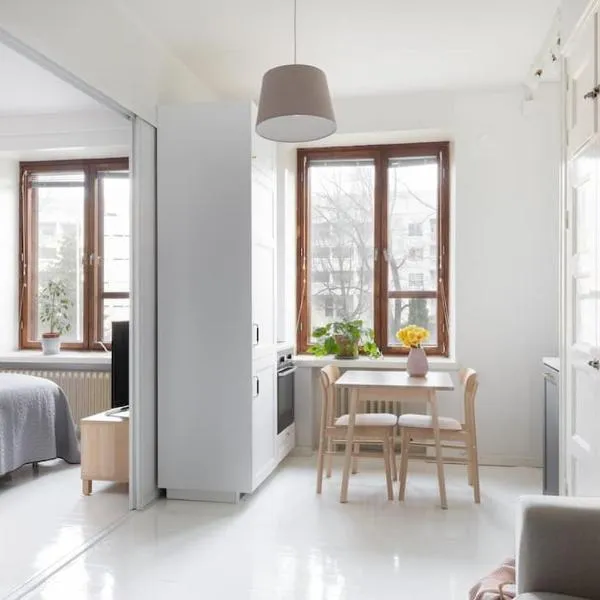 Charming suite with garden views steps from metro, hotel in Helsinki