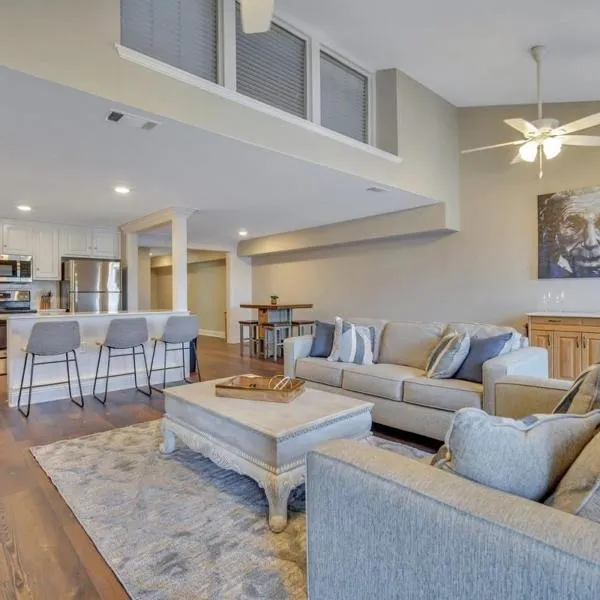 Downtown Loft - Above Bull & Barrel & Close to Georgia Southern, hotel in Statesboro