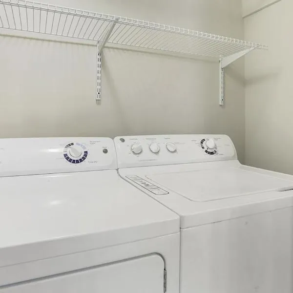 Penthouse Loft- Balcony Over Downtown Statesboro, hotel in Statesboro