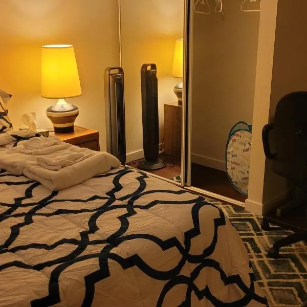 Two luxury bedrooms in the basement, hotel v destinaci Winnipeg