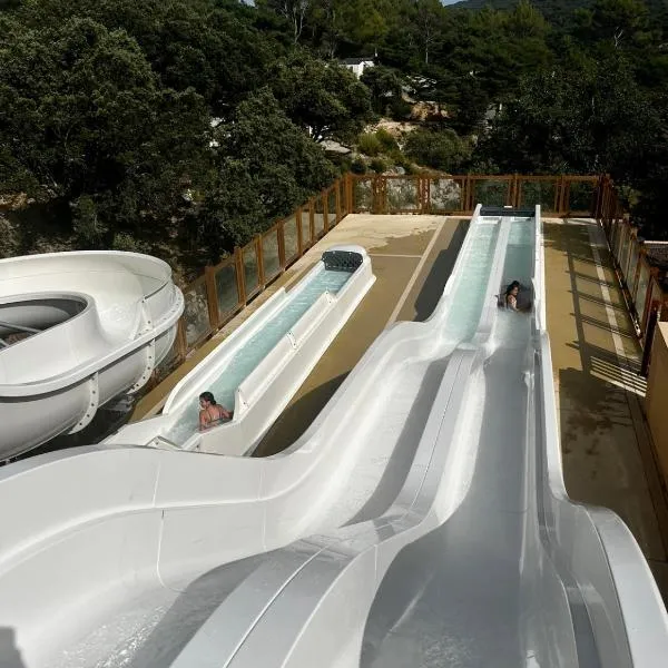 Mobil-home dans camping 4*、サン・ローラン・デュ・ヴェルドンのホテル