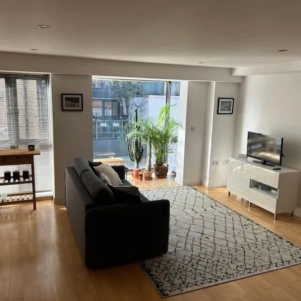 1 bed flat with view of vibrant Hoxton Square, hotel in London