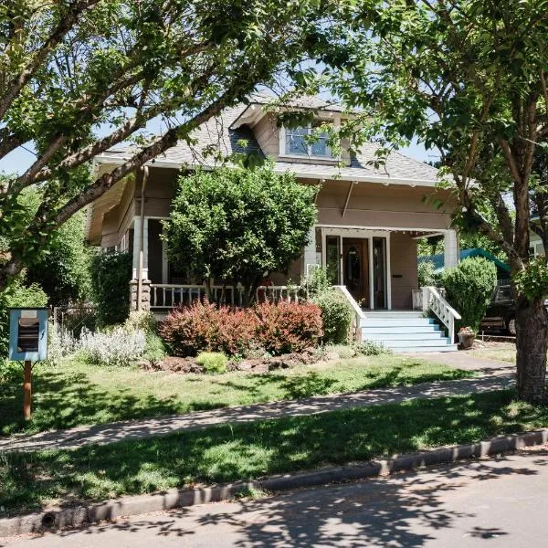 Southeast Portland Comfy & Eclectic Craftsman Home, Hotel in Portland