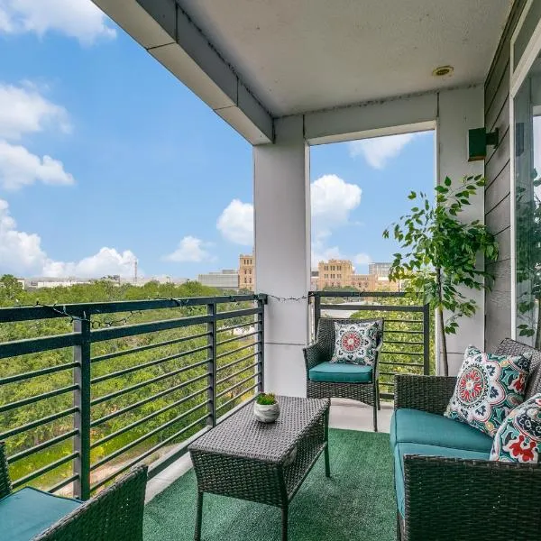 Beautiful Condo on Riverwalk w King Ste Free Parking Pet friendly centrally Located on the Riverwalk，位于圣安东尼奥的酒店