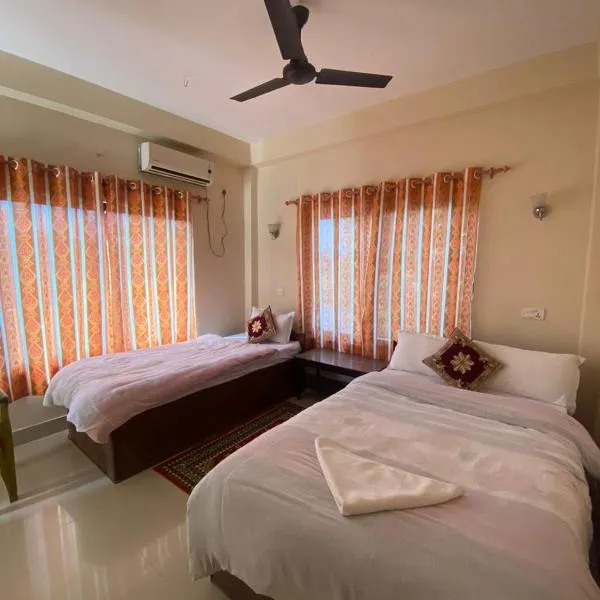 Hotel Bhupu Sainik Sauraha - Your home for safari adventure in Chitwan, khách sạn ở Sauraha