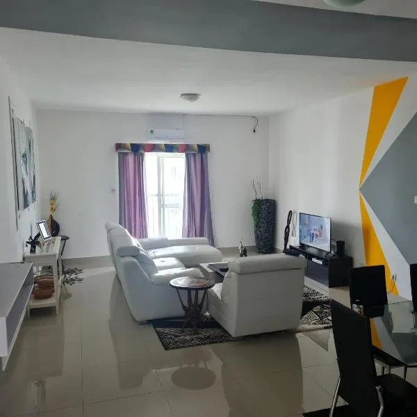 5-Bed Apartment Sleeps 10 - Wi-Fi - Free Parking: Luanda şehrinde bir otel